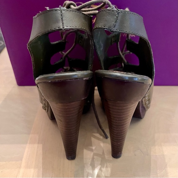 Fergie Heels - Picture 5 of 9